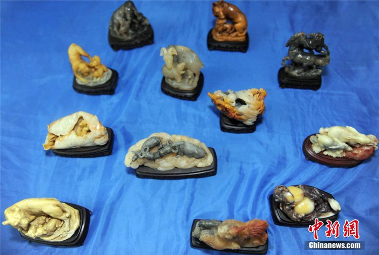 88-j?hriger pr?sentiert Steinskulpturen der zw?lf Tierkreiszeichen