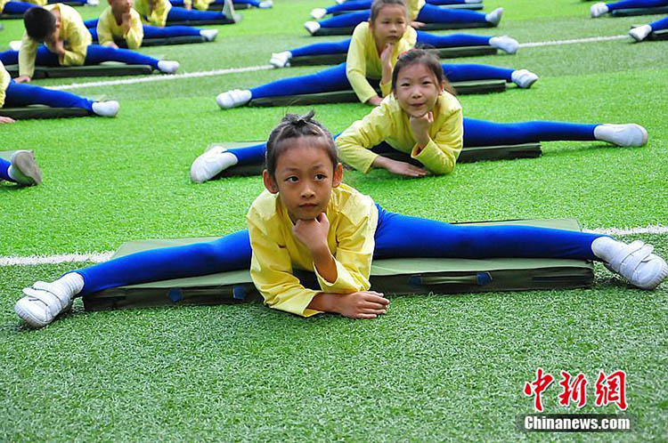 700 Grundschüler pr?sentieren Gymnastikaufführung in Guangzhou
