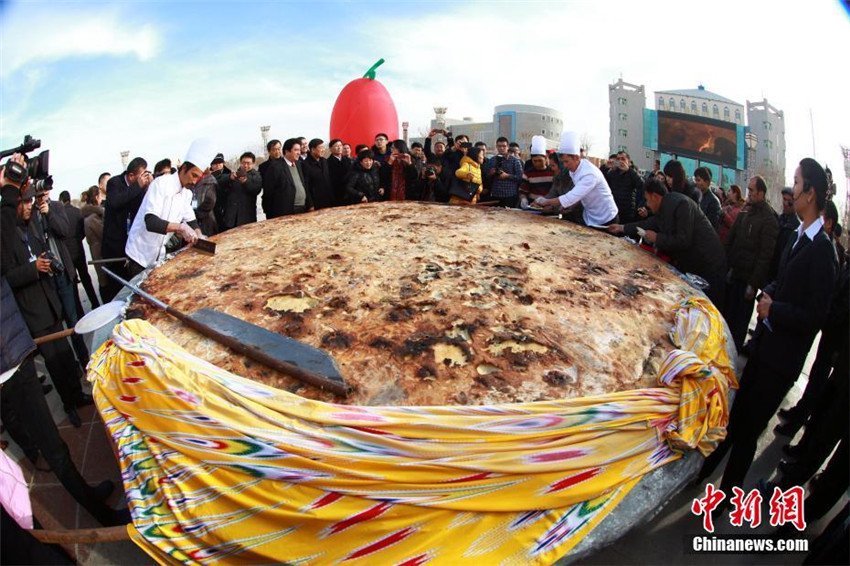 Uighurische ?Riesen-Pizza“ in Xinjiang