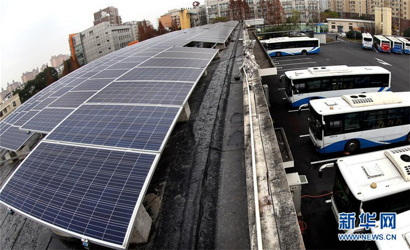 Shanghais Busse tanken Sonne