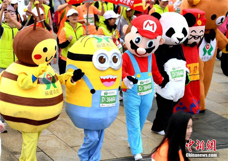 Cosplay-Teilnehmer des Marathonlaufs in Fuzhou