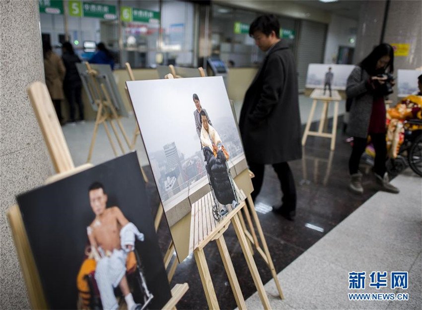 Fotoausstellung über Wanderarbeiter mit Behinderungen