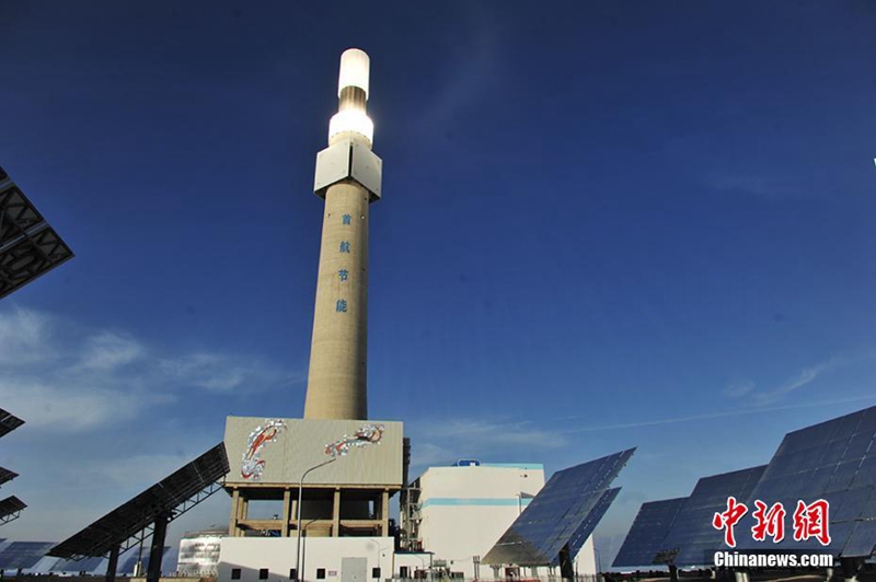 Asiens erstes Allwetter-Solarthermiekraftwerk mit Salzschmelzen-Turm aus der Vogelperspektive