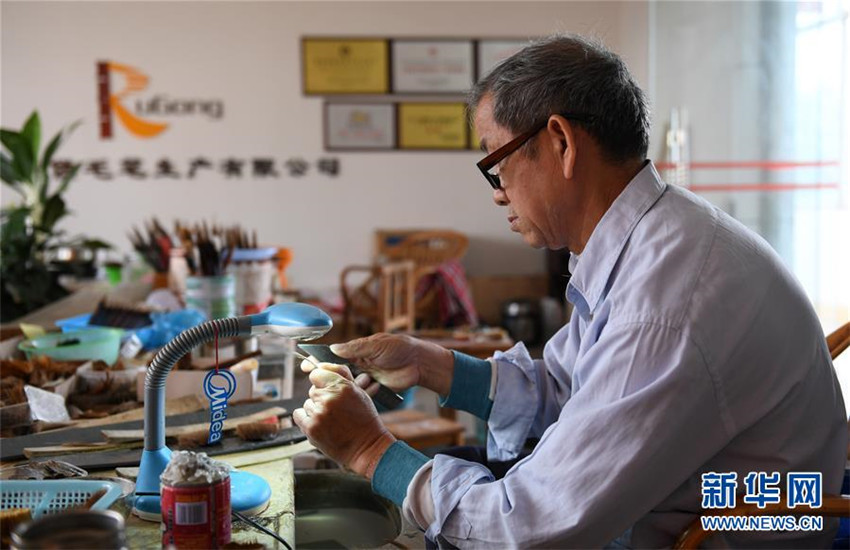 Alte Handwerksmeister tradieren die Schreibpinselfertigung