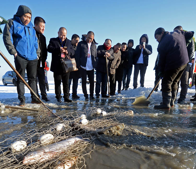 Winterfischen in der nordostchinesischen Provinz Liaoning