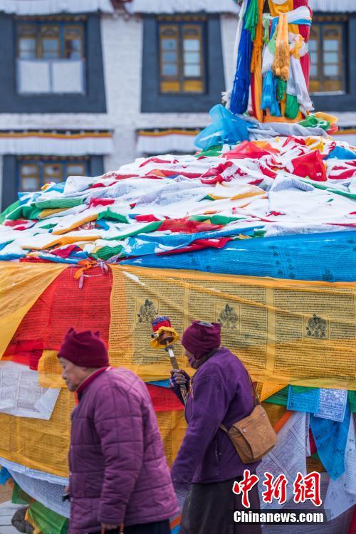 Frühlingsschnee auf dem Dach der Welt