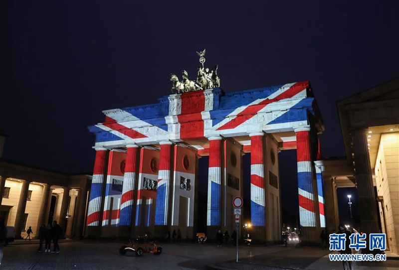 Brandenburger Tor erstrahlt in britischen Nationalfarben