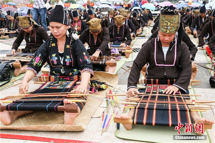 Gut betucht: Weber des Li-Volks stellen Weltrekord auf