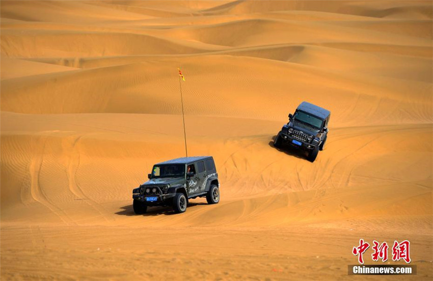 Mit Gel?ndewagen durch Xinjiangs Sandwüste