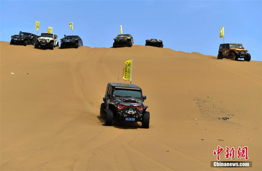 Mit Gel?ndewagen durch Xinjiangs Sandwüste