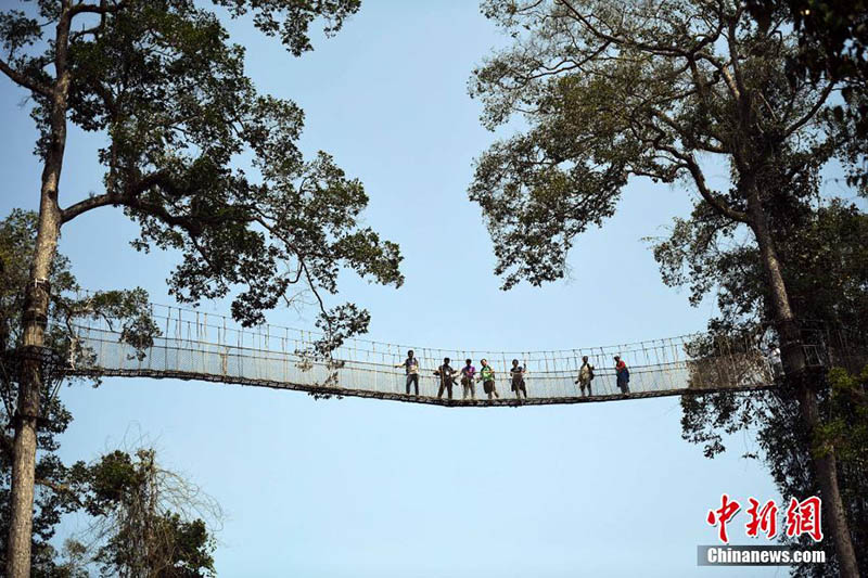 Einheimische und Touristen feiern gemeinsam das Wasserfest in Yunnan