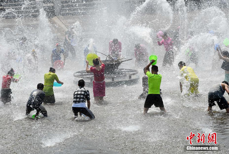 Einheimische und Touristen feiern gemeinsam das Wasserfest in Yunnan