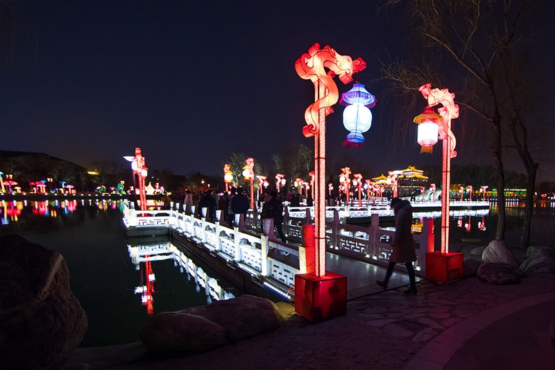 Laternenshow zum Frühlingsfest in der Tang Paradies trat in vier Tagen sechsmal in CCTV auf