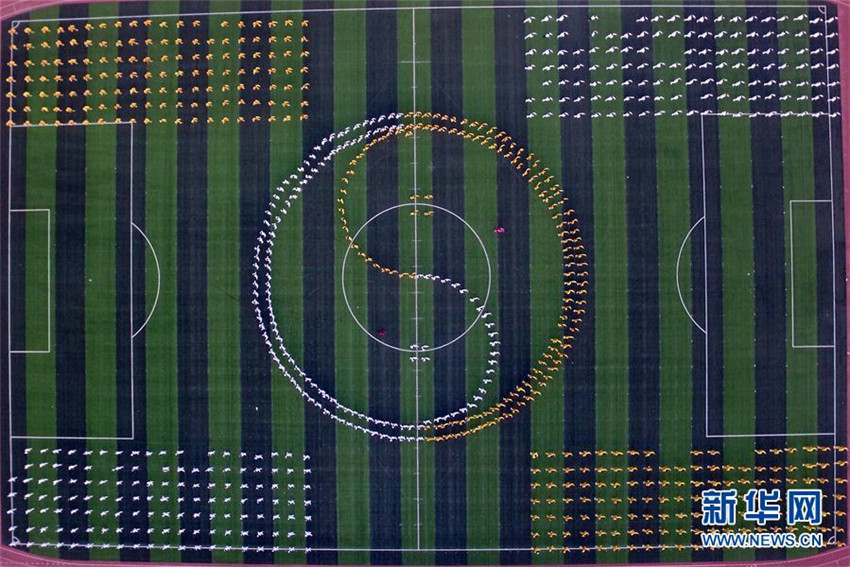 1000 Schüler üben Tai-Chi