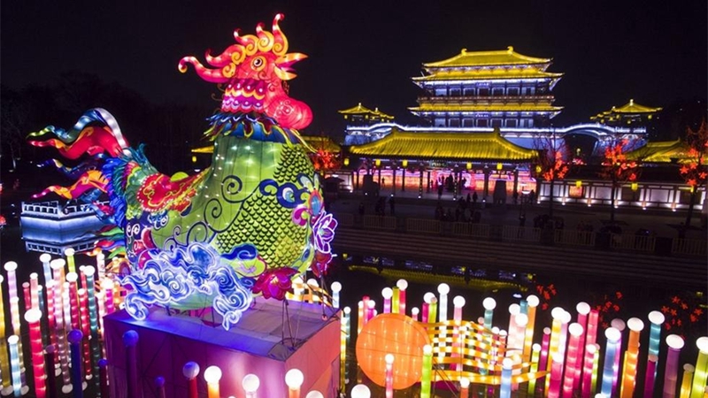 Das Laternenfestival zum Frühlingsfest in der Tang Paradies