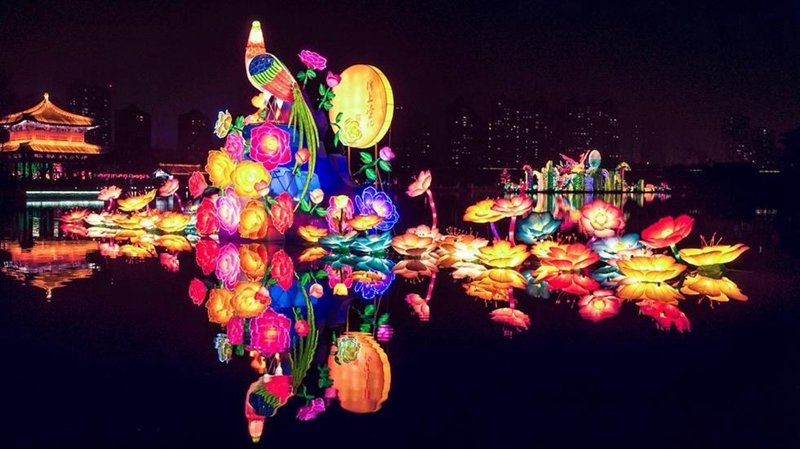 Das Laternenfestival zum Frühlingsfest in der Tang Paradies