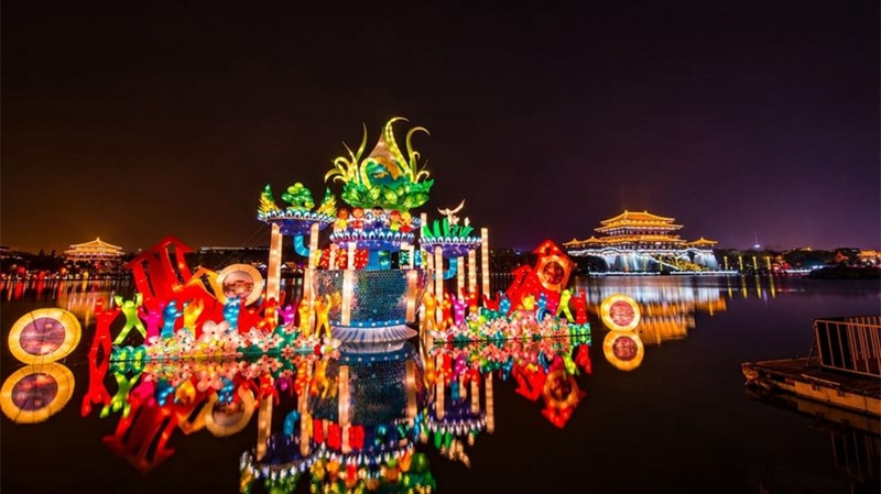 Das Laternenfestival zum Frühlingsfest in der Tang Paradies