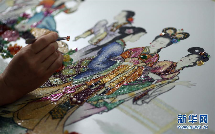 Behindertenwerkstatt pr?sentiert Edelsteingem?lde