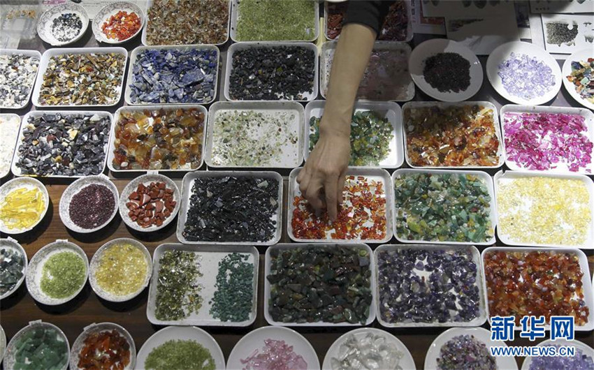 Behindertenwerkstatt pr?sentiert Edelsteingem?lde