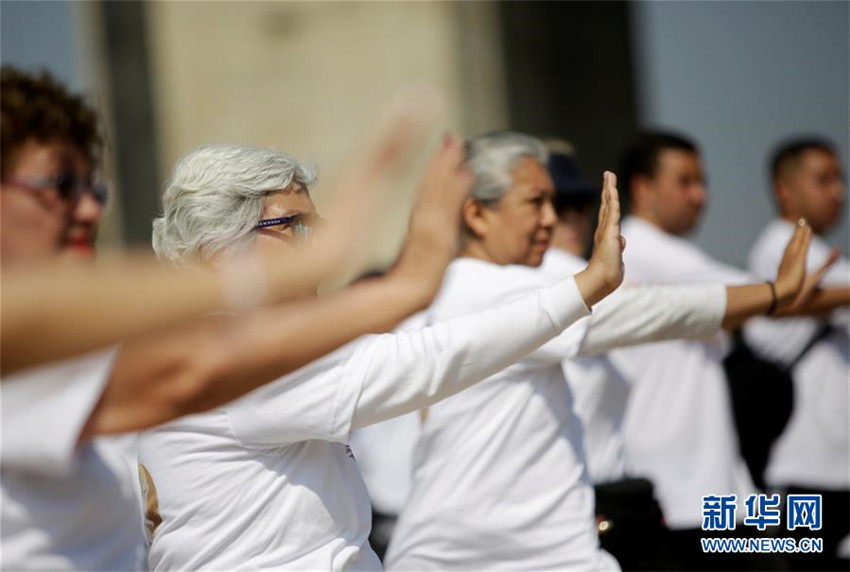 Mexikaner üben Tai-Chi