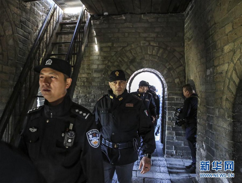 Chinesische und italienische Polizei patrouillieren gemeinsam in Badaling