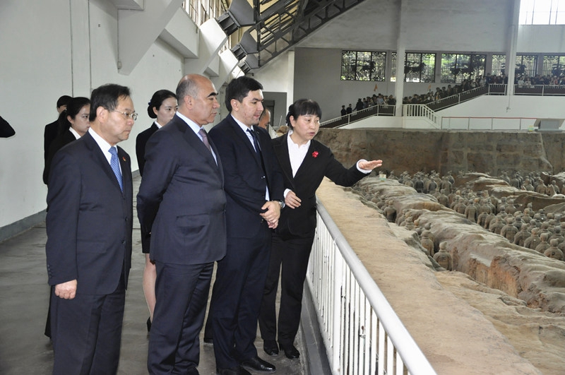 Vize-Premierminister aus Usbekistan besucht das Museum von Qin-Mausoleum