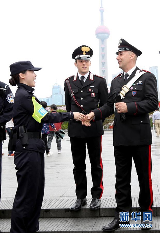 Chinesische und italienische Polizei patrouillieren gemeinsam in Shanghai