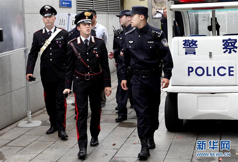 Chinesische und italienische Polizei patrouillieren gemeinsam in Shanghai
