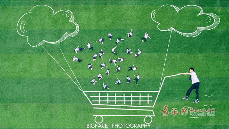 Innovative Abschlussfotos von Qingdaoer Hochschulabsolventen