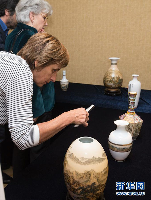 Chinesische Mikrokalligrafie auf Porzellan in Genf