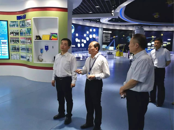 Li Yi macht Inspektion in der Raumfahrtsbasis