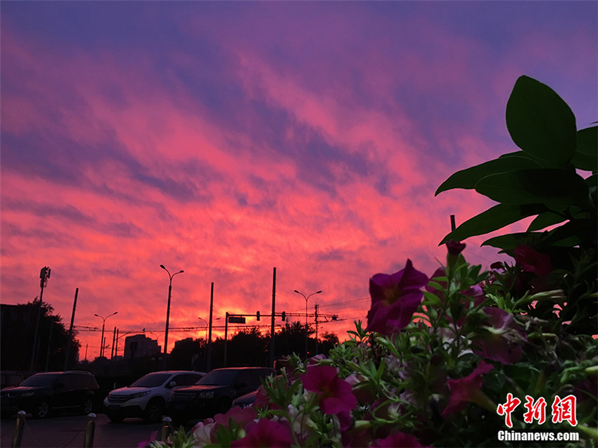 Beijing: Karminrote Wolken im Sonnenuntergang