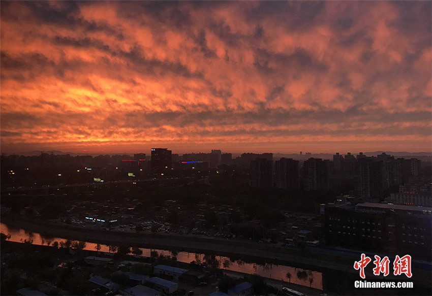 Beijing: Karminrote Wolken im Sonnenuntergang