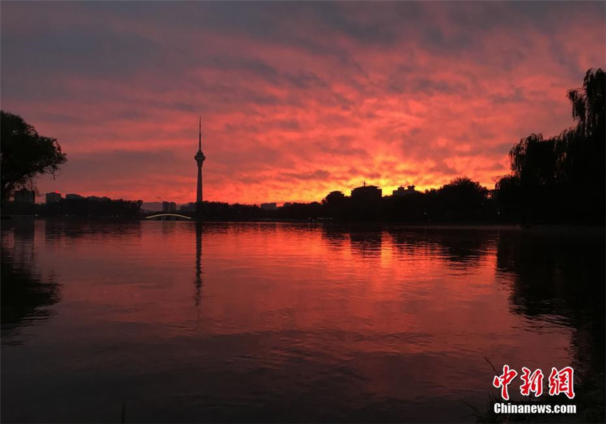 Beijing: Karminrote Wolken im Sonnenuntergang