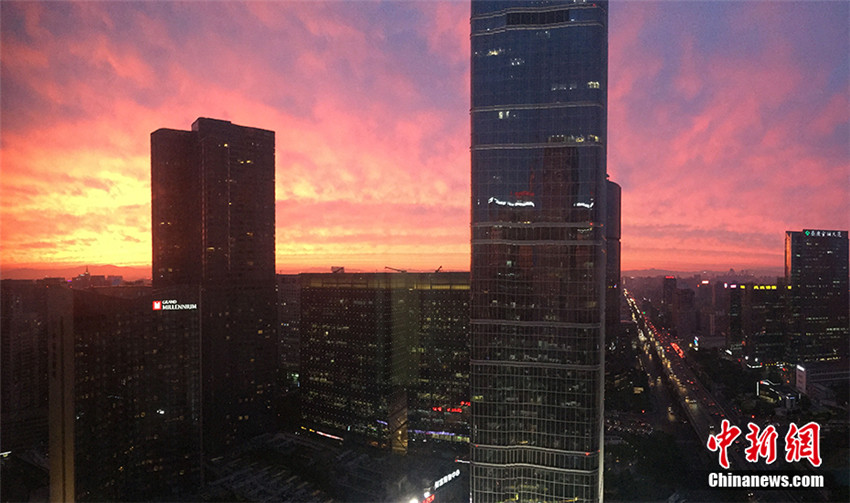 Beijing: Karminrote Wolken im Sonnenuntergang