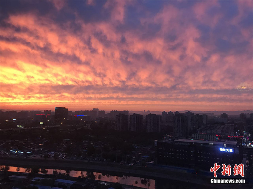 Beijing: Karminrote Wolken im Sonnenuntergang