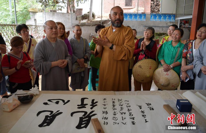 13 M?che wandern 2.600 Kilometer zum Emei-Berg