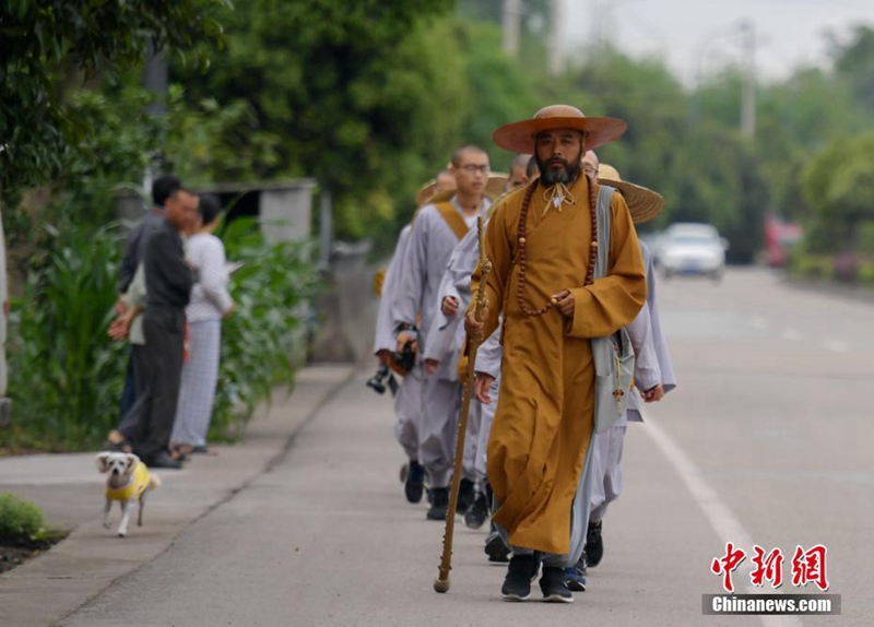 13 M?che wandern 2.600 Kilometer zum Emei-Berg