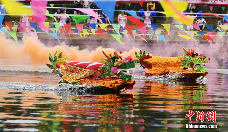 Erstes intelligentes Hochschul-Drachenbootrennen aus der Vogelperspektive 