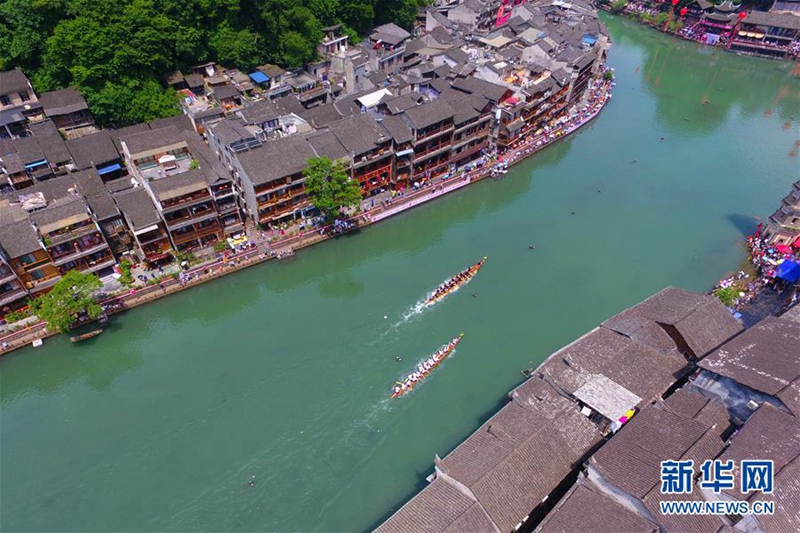 Drachenboot-Wettbewerb in der Altstadt Fenghuang