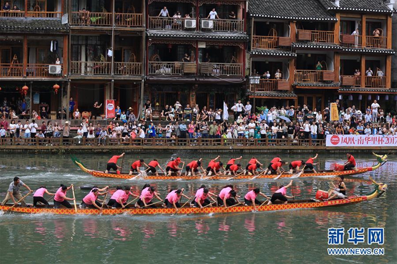 Drachenboot-Wettbewerb in der Altstadt Fenghuang