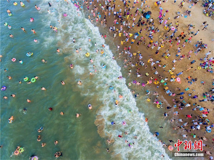 Haikou: 200.000 Menschen baden im ?Drachenwasser“