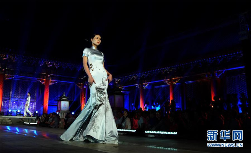 Stickerei-Modeshow in Beijings altem Prinzenhaus