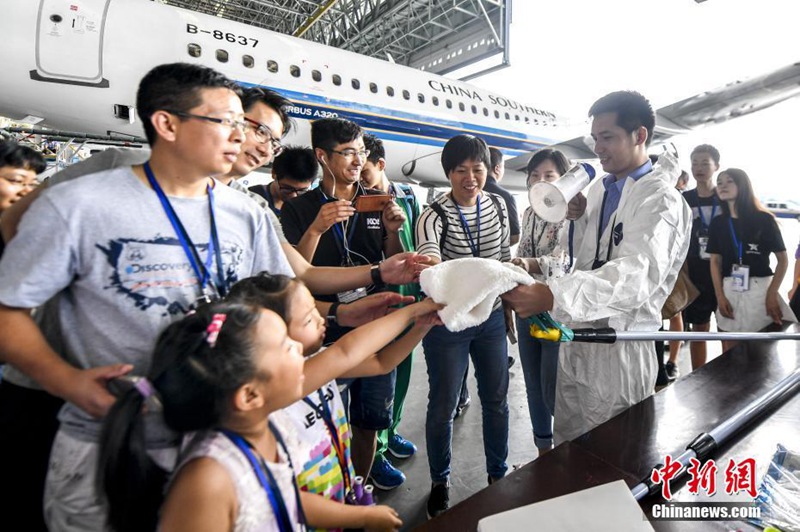 Tag der offenen Tür: Guangzhouer erleben Flugzeugreinigung