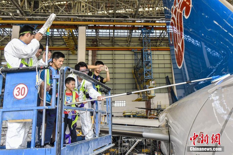 Tag der offenen Tür: Guangzhouer erleben Flugzeugreinigung