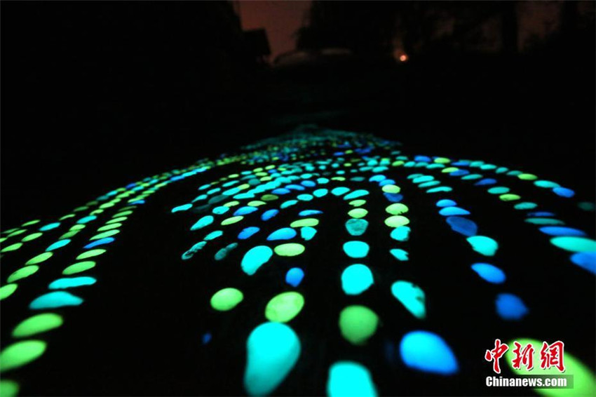 Sternennacht: Fluoreszierender Gehweg in Zhengzhou