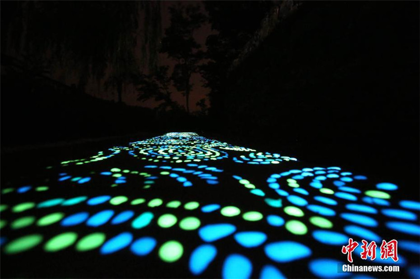 Sternennacht: Fluoreszierender Gehweg in Zhengzhou