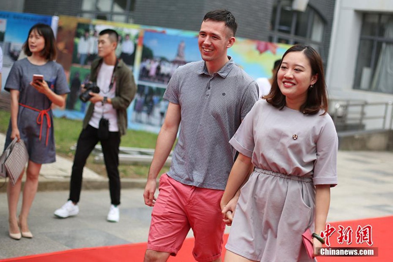 Nanjinger Hochschulabsolventen feiern ihren Abschluss auf dem roten Teppich  