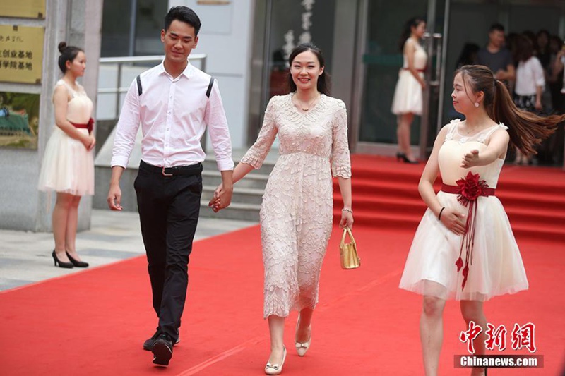 Nanjinger Hochschulabsolventen feiern ihren Abschluss auf dem roten Teppich  