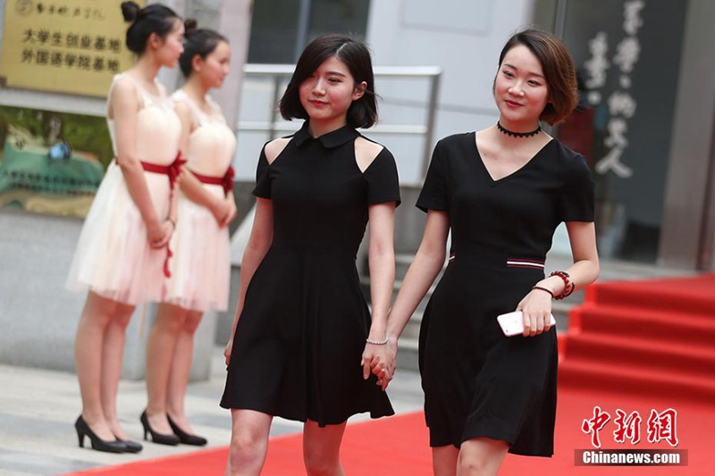 Nanjinger Hochschulabsolventen feiern ihren Abschluss auf dem roten Teppich  